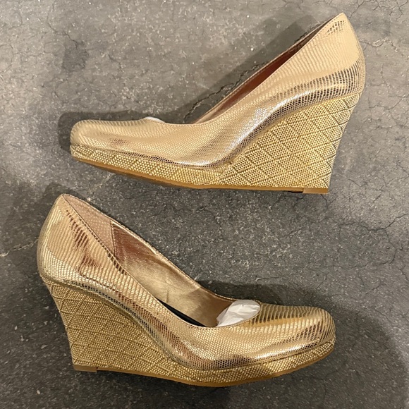 Lilly Pulitzer Gold Wedge Heels - Picture 2 of 6